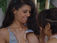 Grote kont, Vriendin, Zoenen, Lesbisch, Ondergoed, Natuurlijke tieten, Geschoren, Tiener