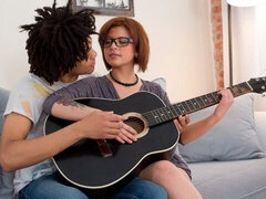 Arsch, Brille, Interrassisch, Lecken, Natürlichen titten, Muschi, Rasiert, Kurzes haar