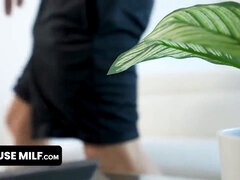 69 negenenzestig, Grote kont, Rondborstig, Oudere vrouw, 1 man 2 vrouwen, Hardcore, Keuken, Likken