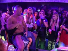 Grote lul, Aangekleed, Dansen, Hondjeshouding, Hardcore, Feest, Kousen, Swinger