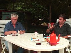 Enthousiasteling, Oudere vrouw, Europees, Gezichtzitten, Harig, Man man vrouw, Pissen, Trio