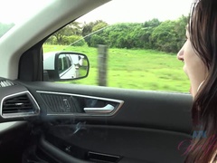 Sucer une bite, Brunette brune, Voiture, Éjaculer dans la bouche, Petite amie, Branlette thaïlandaise, Pov, Fumer