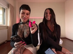 Arsch, Braunhaarige, Fetisch, Lingerie, Muschi, Strümpfe, Tätowierung, Nass