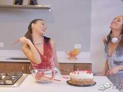 お尻, フェラチオ, 茶髪の, カワイイ, バック, 顔射, 女 人男 人, なめる