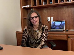 舐める尻, 茶髪の, なめる, 淫乱熟女, オフィス, ハメ撮り, スカートのぞき, 妻