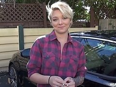 Blonde, Sucer une bite, Voiture, Éjaculer dans la bouche, En levrette, Pov, Tatouage, Nénés