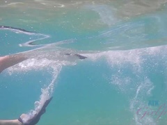 Amateur, Plage, Bikini, Blonde, Petite amie, Petite femme, Gicler, Mouillée