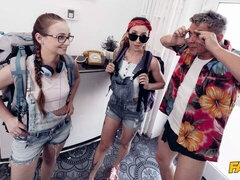 Pijpbeurt, Bruinharig, 1 man 2 vrouwen, Hardcore, Logement, Moeder die ik wil neuken, Tatoeage, Trio