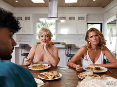 Zwart, Blond, Cousine, Jurk, Eten, Voetbeurt, Handbeurt, Keuken