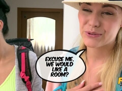 Arsch, Braunhaarige, Aufs gesicht abspritzen, Würgen, Arsch lecken, Tätowierung, Flotter dreier, Titten