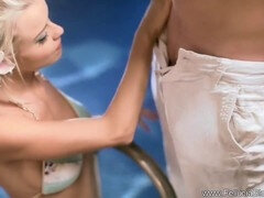 Grosser schwanz, Bikini, Blondine, Blasen, Cfnm, Spermaladung, Handjob