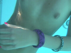 Любители, Брюнетки, Клитор, Межрасовый секс, Вечеринка, Бассейн, Втроем, Сиськи