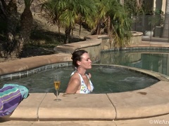 Жопа, Брюнетки, Волосатые, Мастурбация, Зрелые, На природе, Бассейн