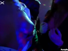 Blond, Naakte man aangeklede vrouw, Handbeurt, Interraciaal, Zoenen, Likken, Zuigen, Swinger