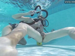 Bikini, Éjaculation interne, Branlette thaïlandaise, Hard, Hd, Petite femme, Piscine, Sous marin