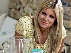 Blonde, Lesbienne, Piercing, Tatouage