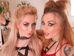 In den arsch, Arsch, Fingern, Lesbisch, Masturbation, Muschi, Tätowierung, Spielzeuge