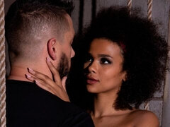 Noire, Sucer une bite, En levrette, Poupée, Domination, Interracial, Jarretelles, Adolescente