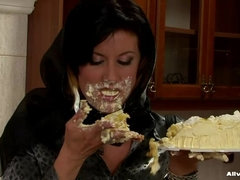 Aangekleed, Vrouw, Eten, Natuurlijke tieten, Douche, Softcore pornografie, Nat, Worstelen