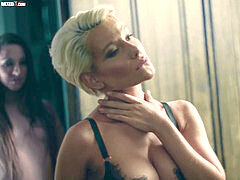 Anaal, Bruinharig, Hongaars, Lesbisch, Masturbatie, Klein, Russisch, Tieten likken