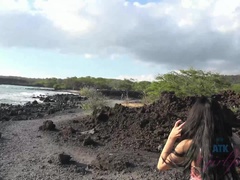 Plage, Brunette brune, Masturbation, Nue, Public, Rasée, Nénés, Mouillée