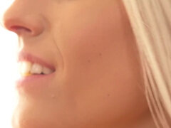 Nana, Blonde, Plantureuse, Gym, Lesbienne, Seins naturels, Bureau, Tatouage