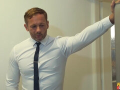 Leie, Blasen, Fesselspiele, Braunhaarige, Vollbusig, Besamung, Absätze, Tätowierung