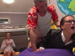 En levrette, Faciale, 2 femmes 1 homme, Doigter, Pov, Chatte, Lécher le sphincter, Plan cul à trois