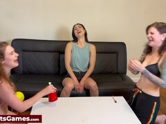 女, ゲーム, レズビアン, オーガズム, ストリップ, いじめ, 三人, おもちゃ