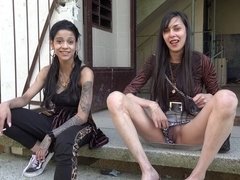 Brunette brune, En levrette, Doigter, Poilue, Branlette thaïlandaise, De plein air, Adolescente, Plan cul à trois