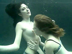 Morena, Penetracion con dedos, Lesbiana, Bajo el agua