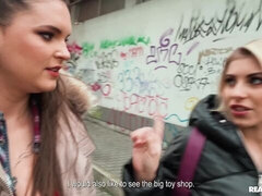 Penetracion con dedos, Besar, Lesbiana, Lencería, Madres para coger, Afeitado, Flaco, Adolescente