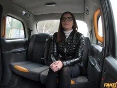 Leie, Grosse titten, Auto, Tschechisch, Hundestellung, Im freien, Pov, Muschi