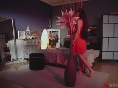 Ebony Teen Shares Dildo Pleasure - Lara Fox kissing and fingering brunette lesbian girlfriend