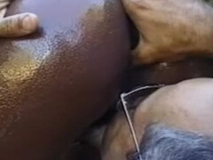 Grosse bite, Gros seins, Sucer une bite, Brunette brune, Tir de sperme, Fétiche, Lunettes, Léchez