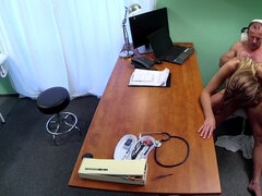 Morena, Estilo perrito, Corridas faciales, Pajear, Hd, Tetas naturales, Oficina, Coño