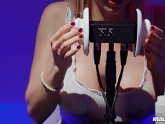 Grote lul, Grote mammen, Blond, Pijpbeurt, Seksspeelgoed, Hondjeshouding, Sperma in gezicht, Nat