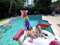 Blasen, Im freien, Pool, Jungendliche (18+), Titten, Spielzeuge