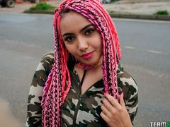 Sucer une bite, Branlette thaïlandaise, Fille latino, Chatte, Rasée, Dénudage, Tatouage, Nénés
