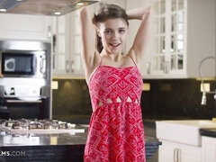 Большая жопа, Пальцем, Большие дырки, Огромные размеры, На кухне, Мастурбация, Соло, Молоденькие