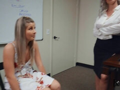 Gros seins, Queue, Faciale, 2 femmes 1 homme, Lunettes, Chatte, Jupe, Nénés