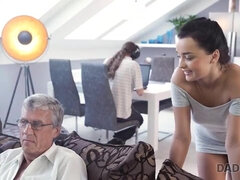 Blond, Pijpbeurt, Bruinharig, Daddy, Gezin, Hd, Masturbatie, Vrouw