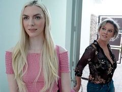 Grosse titten, Blondine, Hundestellung, Frau frau mann, Mutti, Muschi, Tätowierung, Flotter dreier