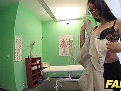 Médecin, Chatte