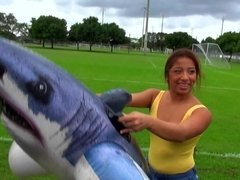 Gros seins, Sucer une bite, Brunette brune, Tir de sperme, En levrette, Seins naturels, Piscine, Chevaucher