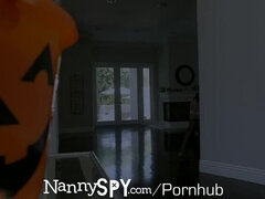 Baby sitter, Grosse bite, Sucer une bite, Brunette brune, Attrapée, Tir de sperme, Queue, Masturbation