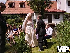 Grosse titten, Blondine, Vollbusig, Natürlichen titten, Im freien, Rasiert, Strümpfe, Hochzeit