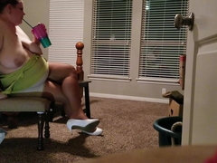 ぽっちゃり, 巨乳な, ぽちゃ, 指いじり, ヒール, 淫乱熟女, 穴開きパンティ, オッパイの