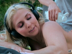 Жопа, Большие сиськи, Бикини, На кухне, Милф, Бассейн, Короткая стрижка, Влажная