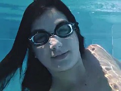 Grosse titten, Braunhaarige, Erotisch, Europäisch, Nackt, Öffentlich, Erotischer film, Unter wasser